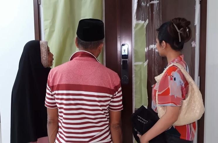 Momen Indah Permatasari dikunjungi mertua (YouTube/Indah Permatasari)