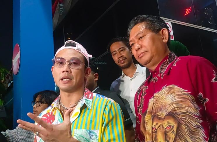 Denny Sumargo didampingi Pengacaranya, Mohamad Anwar di Polda Metro Jaya. (MataMata/Rena Pangesti)