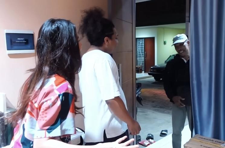 Momen Indah Permatasari dikunjungi mertua (YouTube/Indah Permatasari)