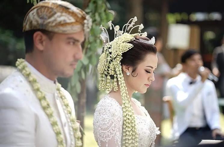 Pernikahan Riasa dan Hamish Daud. (Instagram/@thebridestory)