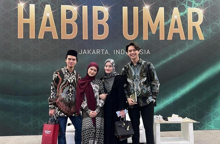 Tissa Biani dan Dul Jaelani ke acara Up Close & Personal Habib Umar. (Instagram/tissabiani)
