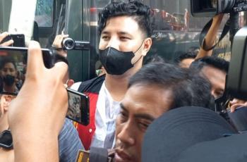 Momen Nyesek Ammar Zoni tak Bisa Antarkan Jenazah Ayahnya ke Liang Lahat, Minta Izin Azankan Lewat Video Call