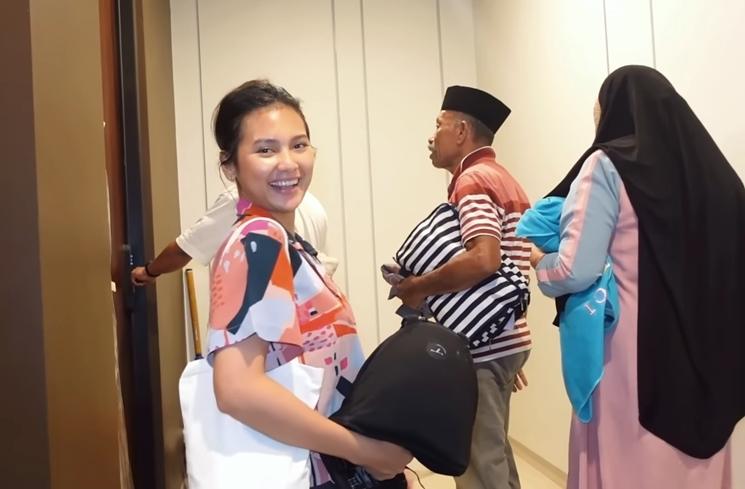 Momen Indah Permatasari dikunjungi mertua (YouTube/Indah Permatasari)