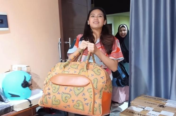 Momen Indah Permatasari dikunjungi mertua (YouTube/Indah Permatasari)