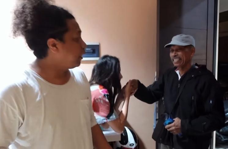 Momen Indah Permatasari dikunjungi mertua (YouTube/Indah Permatasari)