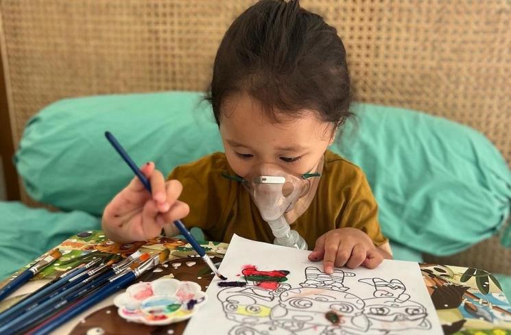 Anak Zaskia Mecca dan Hanung Bramantyo Pakai Alat Bantu Pernapasan. (Instagram/hanungbramantyo)