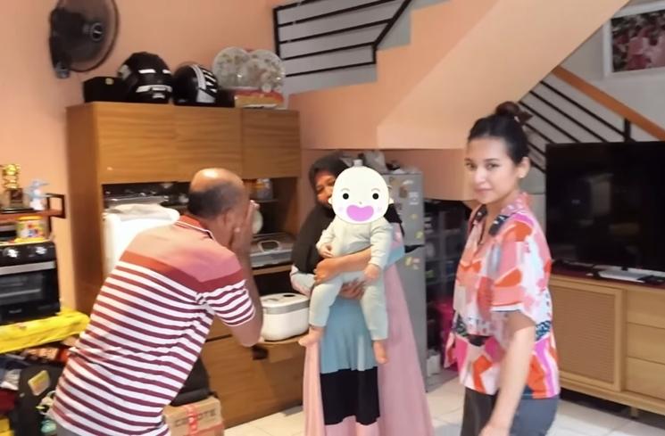 Momen Indah Permatasari dikunjungi mertua (YouTube/Indah Permatasari)