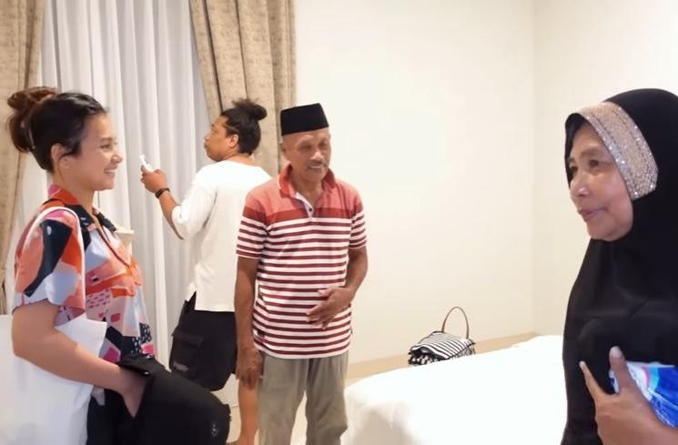 Momen Indah Permatasari dikunjungi mertua (YouTube/Indah Permatasari)