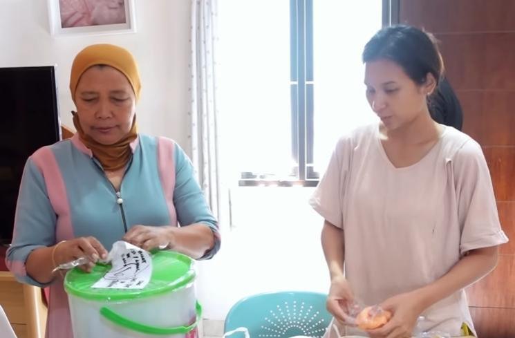 Momen Indah Permatasari dikunjungi mertua (YouTube/Indah Permatasari)