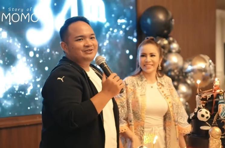 Potret Ulang Tahun Nicola Reza Suami Momo Geisha di Malang. (YouTube/Momo Youtube Channel)
