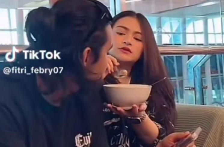 Nathalie Holscher bermesraan dengan Yogi Ilham. (TikTok)