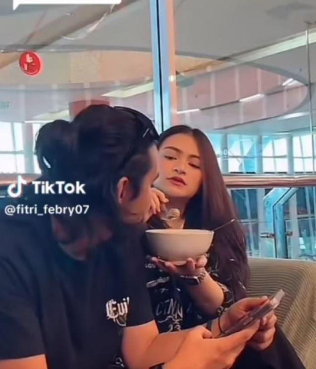 Nathalie Holscher bermesraan dengan Yogi Ilham. (TikTok)