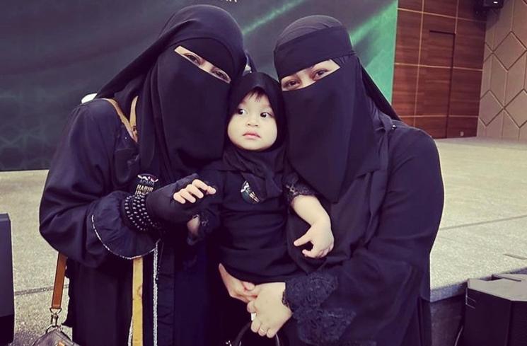 Potret Keluarga Umi Pipik di Kajian Habib Umar (Instagram/@_ummi_pipik_)