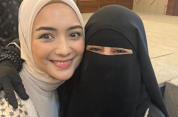 Potret Keluarga Umi Pipik di Kajian Habib Umar (Instagram/@_ummi_pipik_)