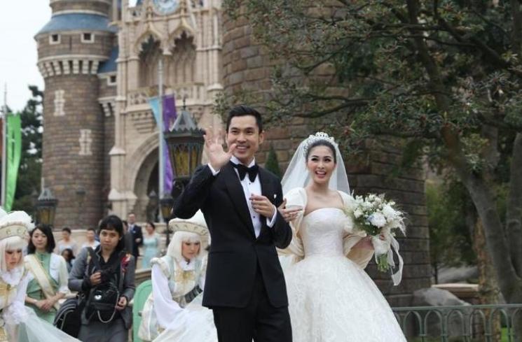 Artis yang Menikah dengan Tema Unik. (Instagram/sandradewi88)