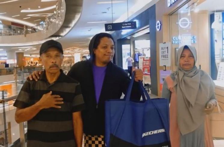 Potret Indah Permatasari Belanja Bareng Mertua. (YouTube/Indah Permatasari)