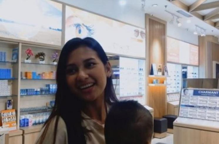 Potret Indah Permatasari Belanja Bareng Mertua. (YouTube/Indah Permatasari)