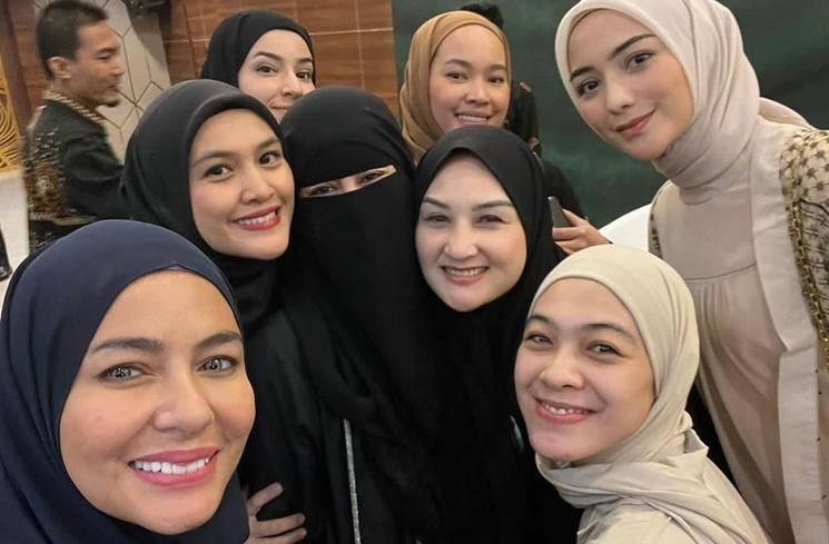 Potret Keluarga Umi Pipik di Kajian Habib Umar (Instagram/@_ummi_pipik_)