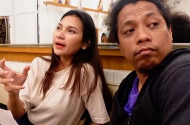 Potret Indah Permatasari Belanja Bareng Mertua. (YouTube/Indah Permatasari)