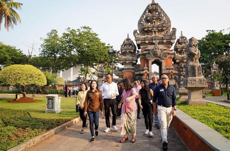 Angela Tanoesoedibjo survey ke Taman Mini Indonesia Indah (Instagram)