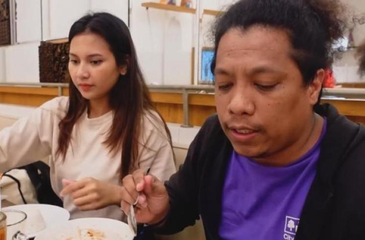 Potret Indah Permatasari Belanja Bareng Mertua. (YouTube/Indah Permatasari)
