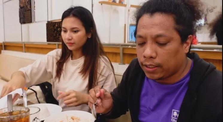Potret Indah Permatasari Belanja Bareng Mertua. (YouTube/Indah Permatasari)