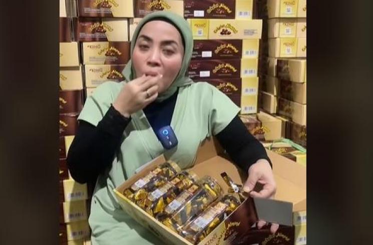 Potret Muzdalifah Urus Barang Dagangan di Gudang. (TikTok/muzdalifahnurahma)