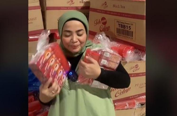 Potret Muzdalifah Urus Barang Dagangan di Gudang. (TikTok/muzdalifahnurahma)