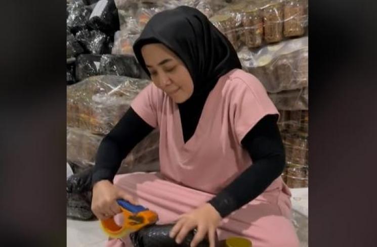 Potret Muzdalifah Urus Barang Dagangan di Gudang. (TikTok/muzdalifahnurahma)