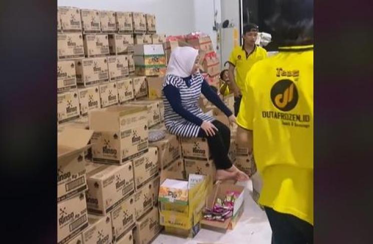 Potret Muzdalifah Urus Barang Dagangan di Gudang. (TikTok/muzdalifahnurahma)