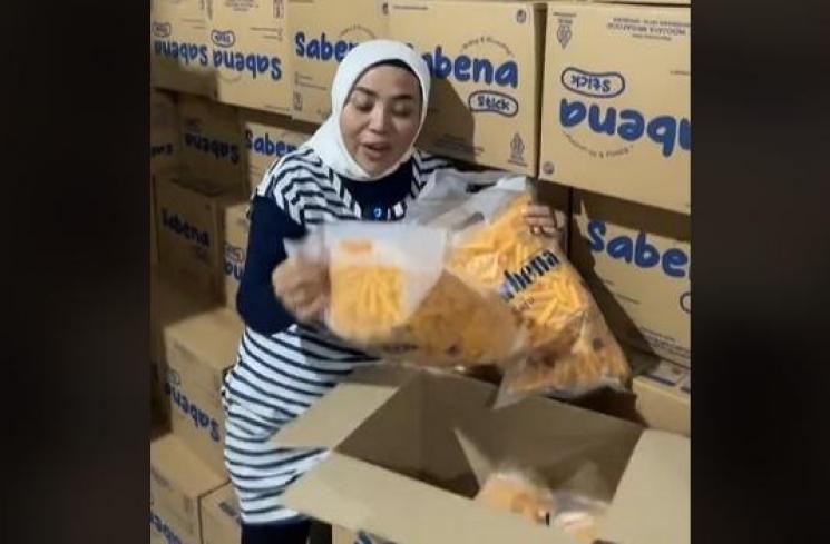 Potret Muzdalifah Urus Barang Dagangan di Gudang. (TikTok/muzdalifahnurahma)