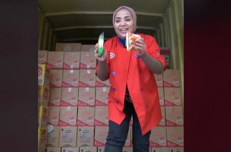 Potret Muzdalifah Urus Barang Dagangan di Gudang. (TikTok/muzdalifahnurahma)