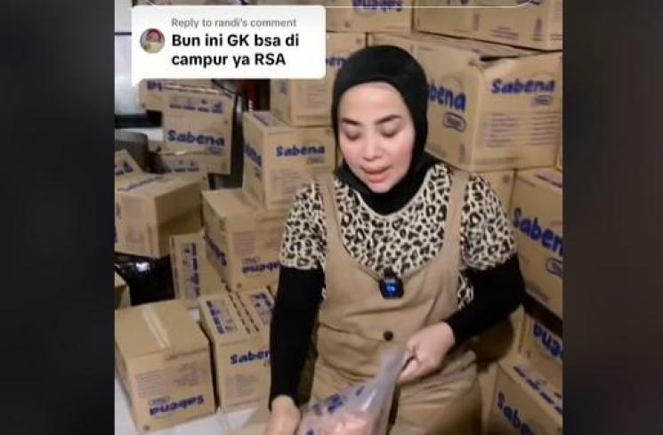 Potret Muzdalifah Urus Barang Dagangan di Gudang. (TikTok/muzdalifahnurahma)