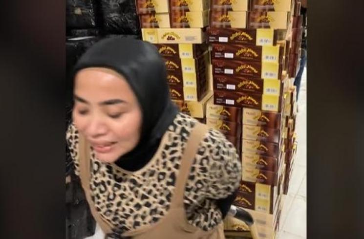 Potret Muzdalifah Urus Barang Dagangan di Gudang. (TikTok/muzdalifahnurahma)