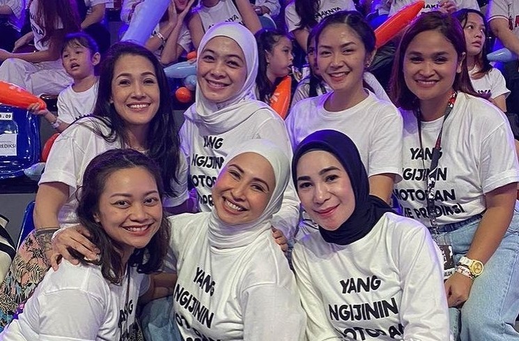 Potret Pasangan Artis di Bahkan Voli (Instagram/tika.hendarto)