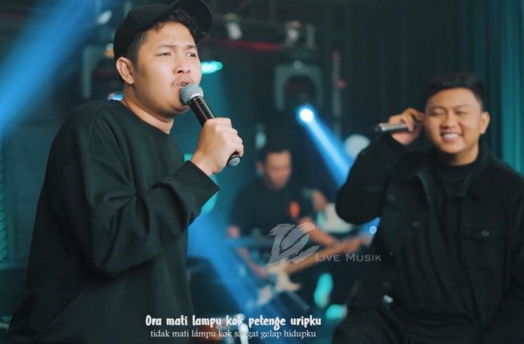 Nopek Novian dan Denny Caknan bernyanyi bersama mendendangkan lagu Ketintang. (YouTube/DC. PRODUCTION)