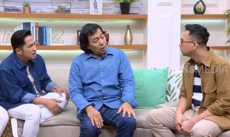 Komeng menceritakan kronologi putrinya meninggal gegara tersedak mie. (YouTube TRANS7 OFFICIAL)