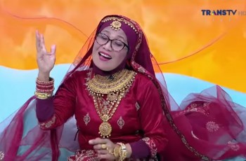 Diledek Norak Pakai Kostum Penari, Ibu Indah Permatasari Ogah Pusing: Ini Seni!