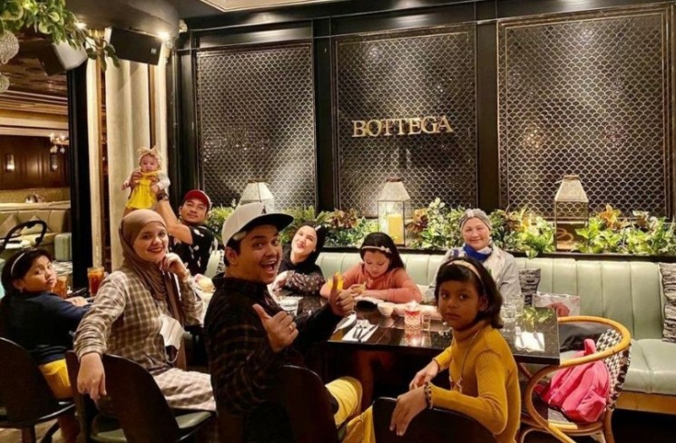 Potret Kebersamaan Indra Bekti dan Ibu Mertua. (Instagram/indrabekti)