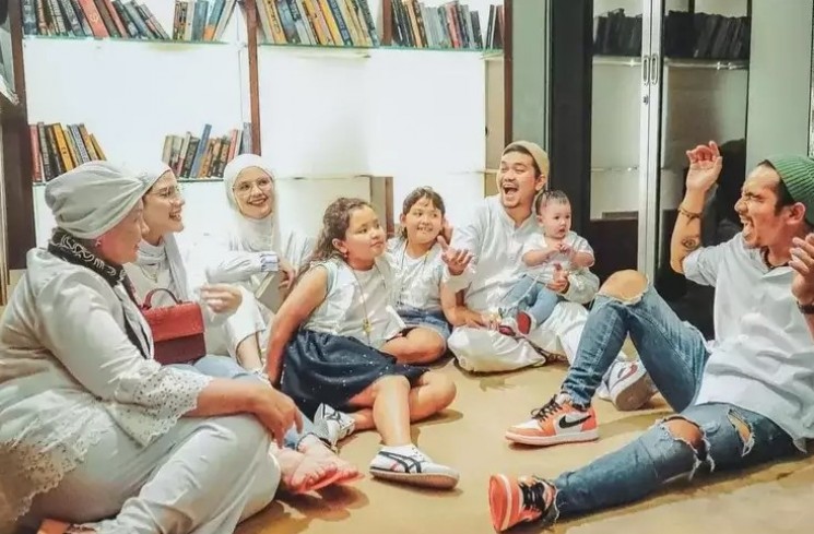 Potret Kebersamaan Indra Bekti dan Ibu Mertua. (Instagram/komoricky)