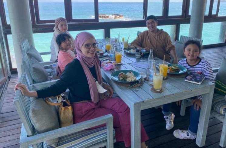 Potret Kebersamaan Indra Bekti dan Ibu Mertua. (Instagram/indrabekti)