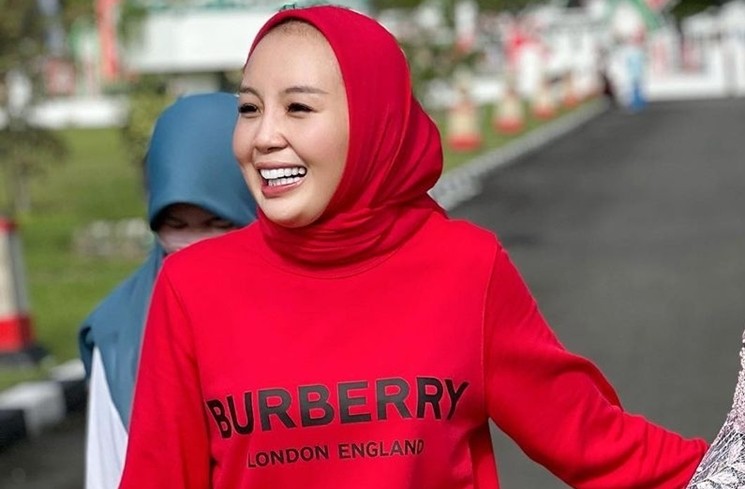 Gaya Thisia Halijam Istri Agustiar Sabran Eks Ipar Ussy Sulistiawaty (Instagram/@thisia.halijam)