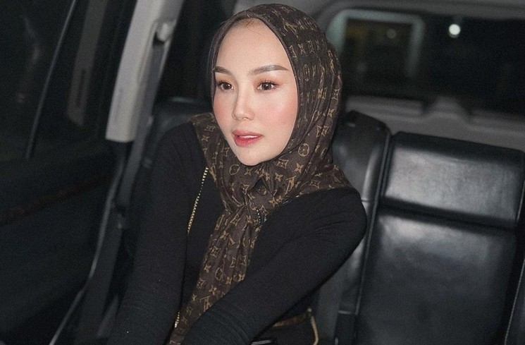 Gaya Thisia Halijam Istri Agustiar Sabran Eks Ipar Ussy Sulistiawaty (Instagram/@thisia.halijam)