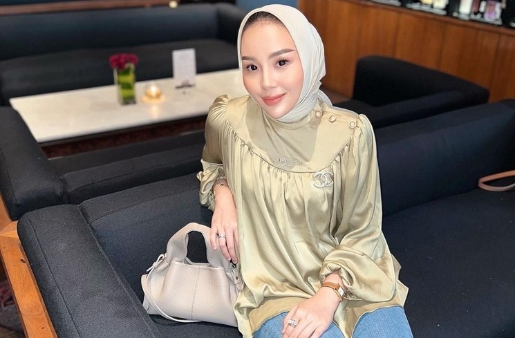 Gaya Thisia Halijam Istri Agustiar Sabran Eks Ipar Ussy Sulistiawaty (Instagram/@thisia.halijam)