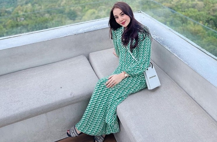 Gaya Thisia Halijam Istri Agustiar Sabran Eks Ipar Ussy Sulistiawaty (Instagram/@thisia.halijam)