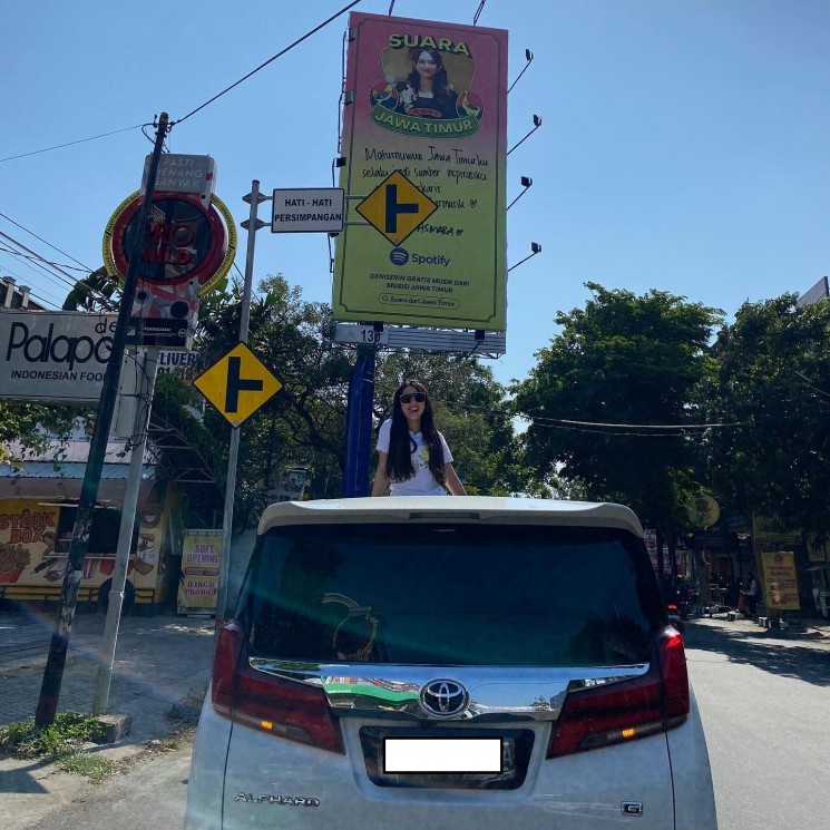 Happy Asmara sapa penggemar lewat mobil Alphard. (Instagram/happy_asmara77)