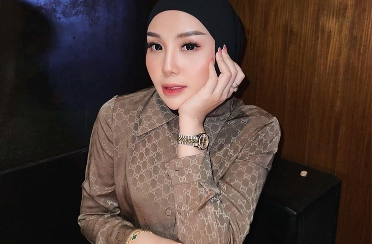 Gaya Thisia Halijam Istri Agustiar Sabran Eks Ipar Ussy Sulistiawaty (Instagram/@thisia.halijam)