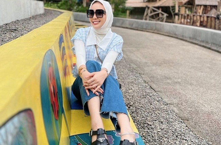 Gaya Thisia Halijam Istri Agustiar Sabran Eks Ipar Ussy Sulistiawaty (Instagram/@thisia.halijam)