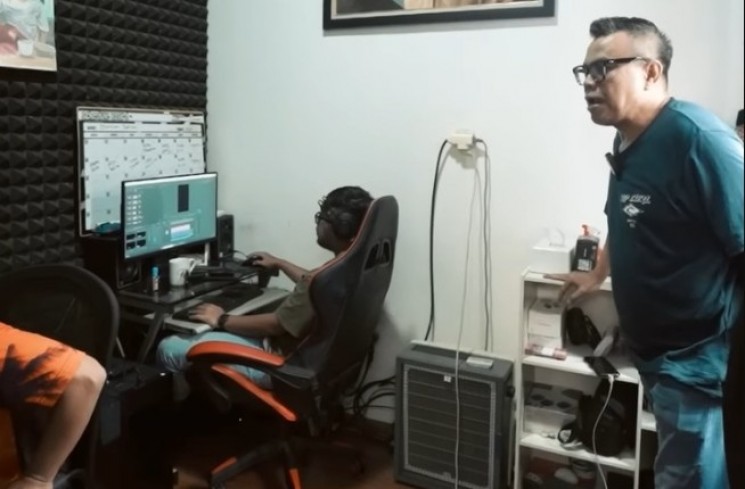 Rumah Abdel Achrian. (YouTube/AH)