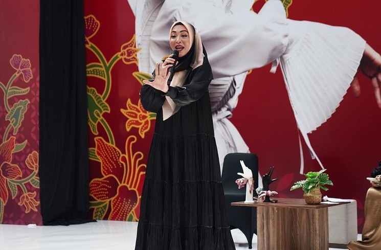 Potret Angelina Sondakh Jadi Guru Ngaji (instagram/@angelinasondakh09)